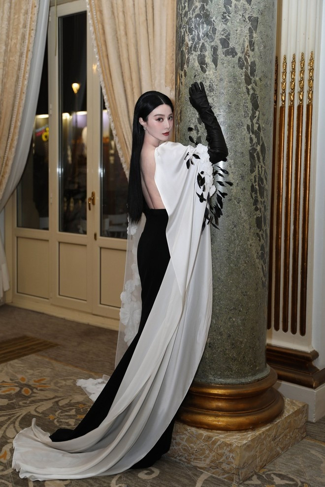 Ảnh tự đăng của Phạm Băng Băng trên mạng xã hội. Dưới bài viết, Phạm Băng Băng được nhiều người gọi là &quot;nữ thần thảm đỏ&quot; ngày trở lại.