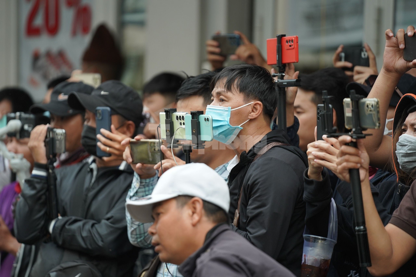 Nghệ sĩ Hồng Phượng - cháu gái NSƯT Vũ Linh cho biết cô khá bực mình trước tình trạng tụ tập, đôi khi gây ồn ào tại khu vực tang lễ. Ngoài ra, có nhiều người đăng tải hình ảnh xấu, nội dung sai lệch về NSƯT Vũ Linh. "Trước đây, nhiều người trù cậu của Phượng, đăng tải thông tin cậu Năm và nhiều nghệ sĩ khác qua đời. Tôi mong tình trạng này chấm dứt", Hồng Phượng nói. Nghệ sĩ Hồng Phượng - cháu gái NSƯT Vũ Linh cho biết cô khá bực mình trước tình trạng tụ tập, đôi khi gây ồn ào tại khu vực tang lễ. Ngoài ra, có nhiều người đăng tải hình ảnh xấu, nội dung sai lệch về NSƯT Vũ Linh. "Trước đây, nhiều người trù cậu của Phượng, đăng tải thông tin cậu Năm và nhiều nghệ sĩ khác qua đời. Tôi mong tình trạng này chấm dứt", Hồng Phượng nói.