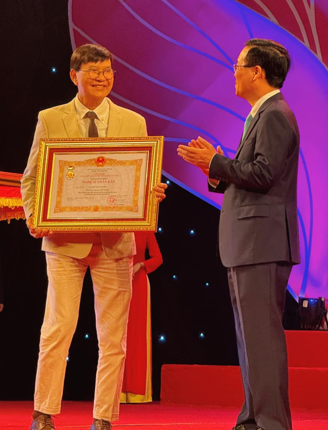 NSND Thanh Điền nhận bằng khen từ Chủ tịch nước Võ Văn Thưởng. NSND Thanh Điền nhận bằng khen từ Chủ tịch nước Võ Văn Thưởng.