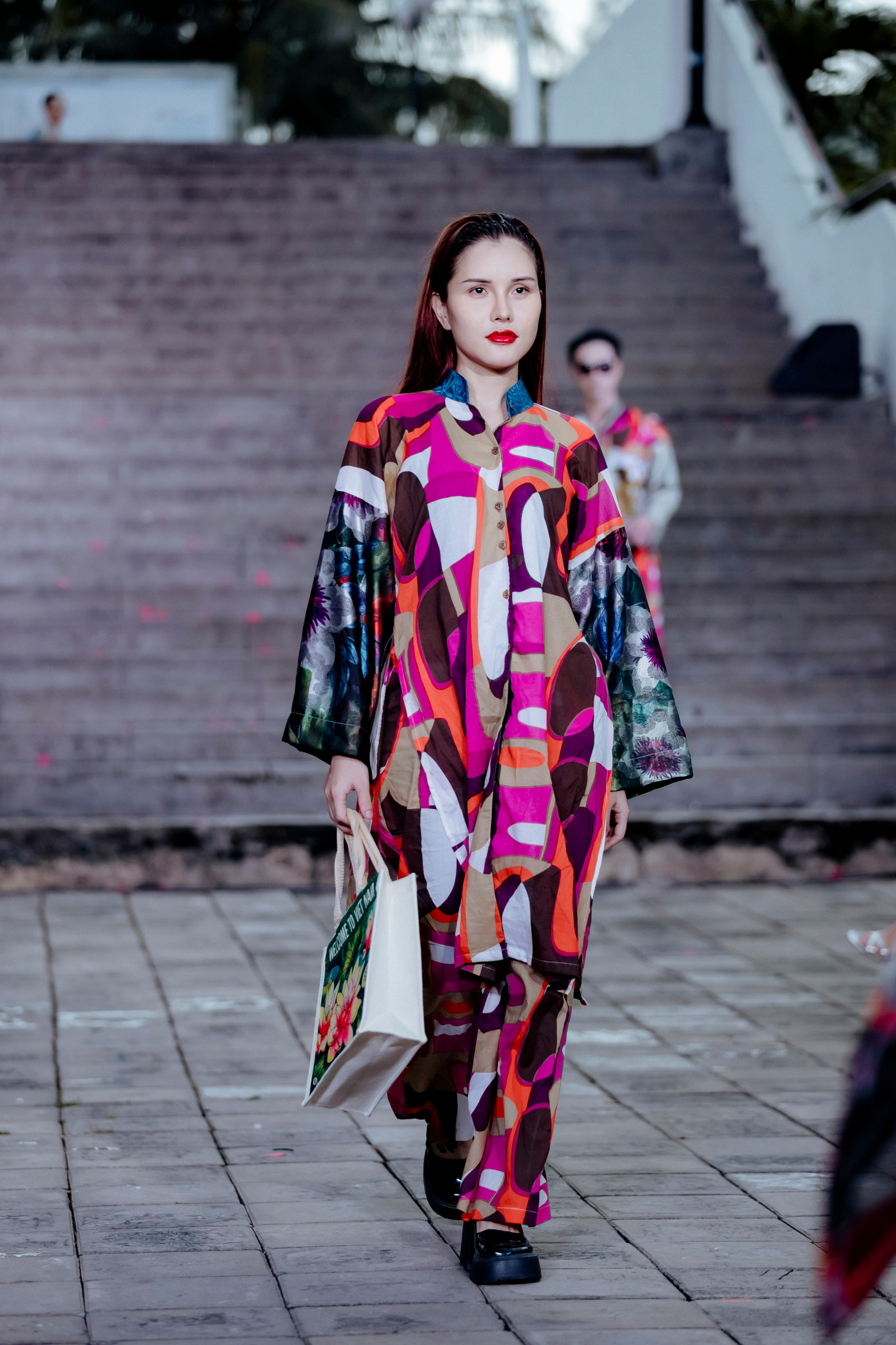 Thiết kế mang cảm hứng từ dòng tranh Kim Hoàng.