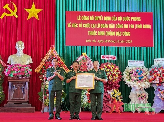 Thừa ủy quyền của Thủ trưởng Bộ Quốc phòng, Đại tá Hoàng Ngọc Thanh, Phó chính ủy Binh chủng Đặc công trao quyết định cho chỉ huy Lữ đoàn Đặc công bộ 198.