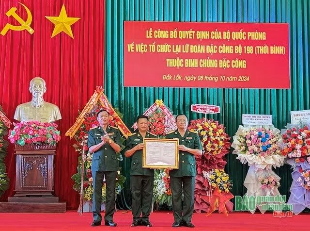 Thừa ủy quyền của Thủ trưởng Bộ Quốc phòng, Đại tá Hoàng Ngọc Thanh, Phó chính ủy Binh chủng Đặc công trao quyết định cho chỉ huy Lữ đoàn Đặc công bộ 198.