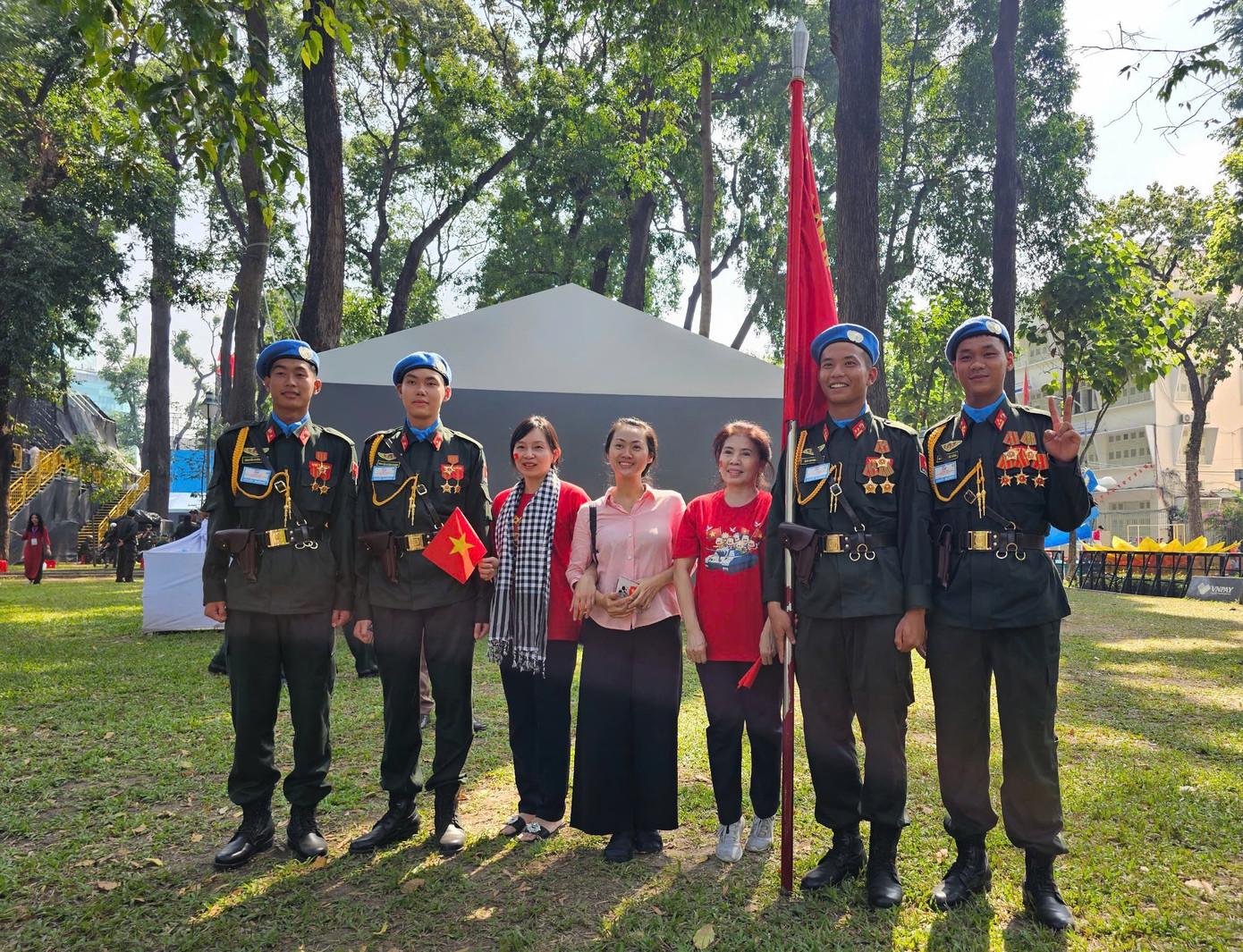 Từ vỉa hè đến khu vực bên trong công viên, người dân tranh thủ cơ hội để lưu khoảnh khắc cùng quân nhân.