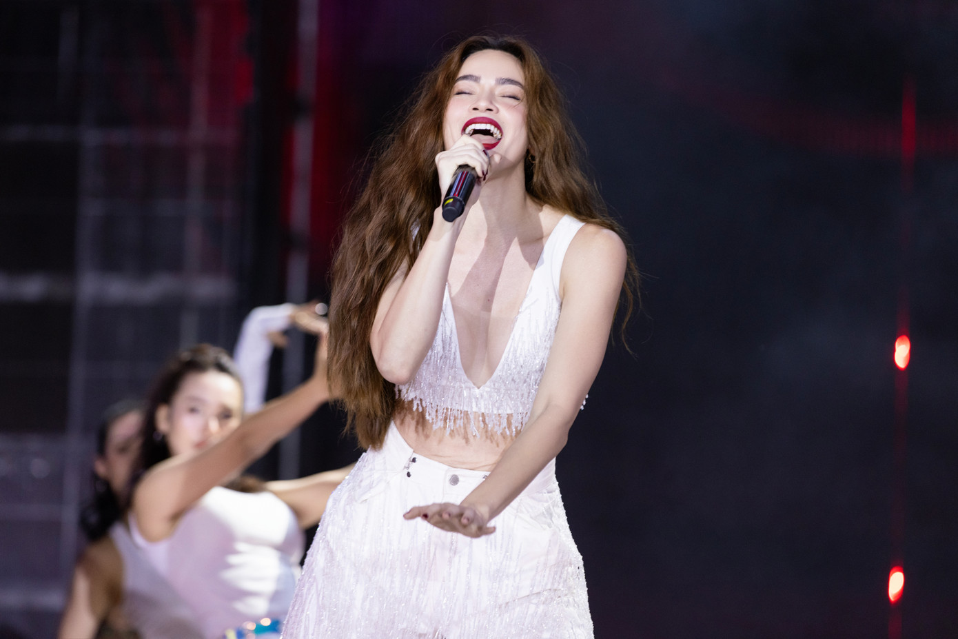 Nữ ca sĩ khuấy động không khí buổi diễn với ca khúc What is Love. Cô khoe cơ bụng thông qua trang phục xẻ sâu.