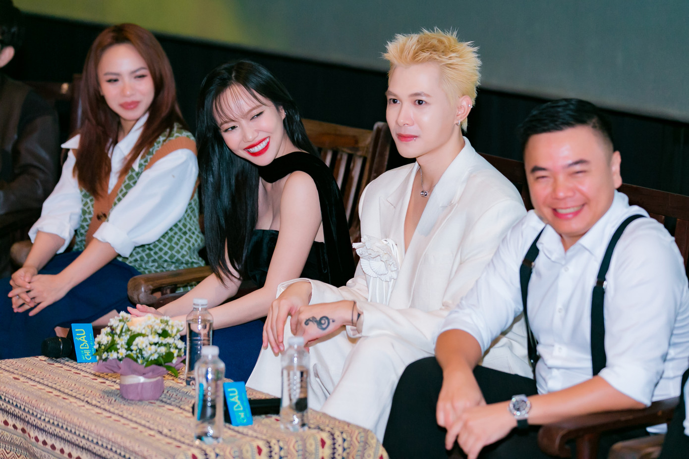 Đạo diễn Nhất Trung và hai diễn viên chính Anh Tú - Diệu Nhi trong Gặp lại chị bầu. Đạo diễn Nhất Trung và hai diễn viên chính Anh Tú - Diệu Nhi trong Gặp lại chị bầu.