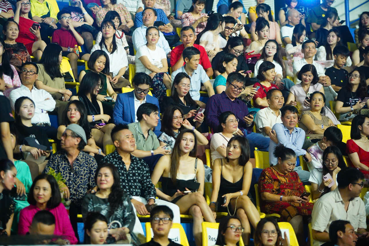 Toàn cảnh khán giả lấp đầy ghế trống Cung thể thao Quần Ngựa.