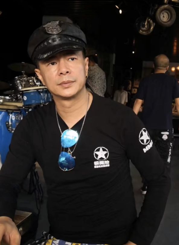 Khôi Tử qua đời trong cô độc tại nhà riêng. Khôi Tử qua đời trong cô độc tại nhà riêng.