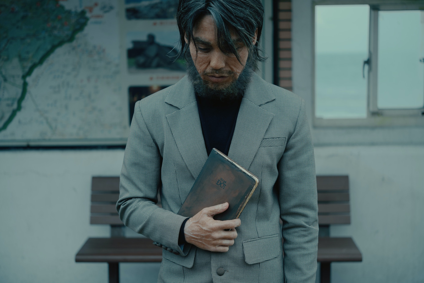 Mono không ngại "già hóa" bản thân trong Ôm em thật lâu.