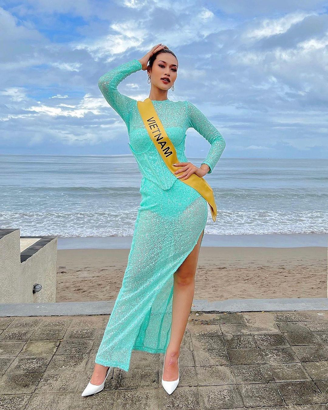 Gần một tuần đặt chân sang Bali, Indonesia, Thiên Ân thử nghiệm nhiều phong cách váy áo, kiểu tóc. Cộng đồng mạng đang hy vọng đại diện Việt Nam đạt thành tích cao tại cuộc thi năm nay, sau khi cô giành cơ hội ăn tối cùng chủ tịch cuộc thi là ông Nawat và 9 thí sinh khác. Ảnh: FBNV.