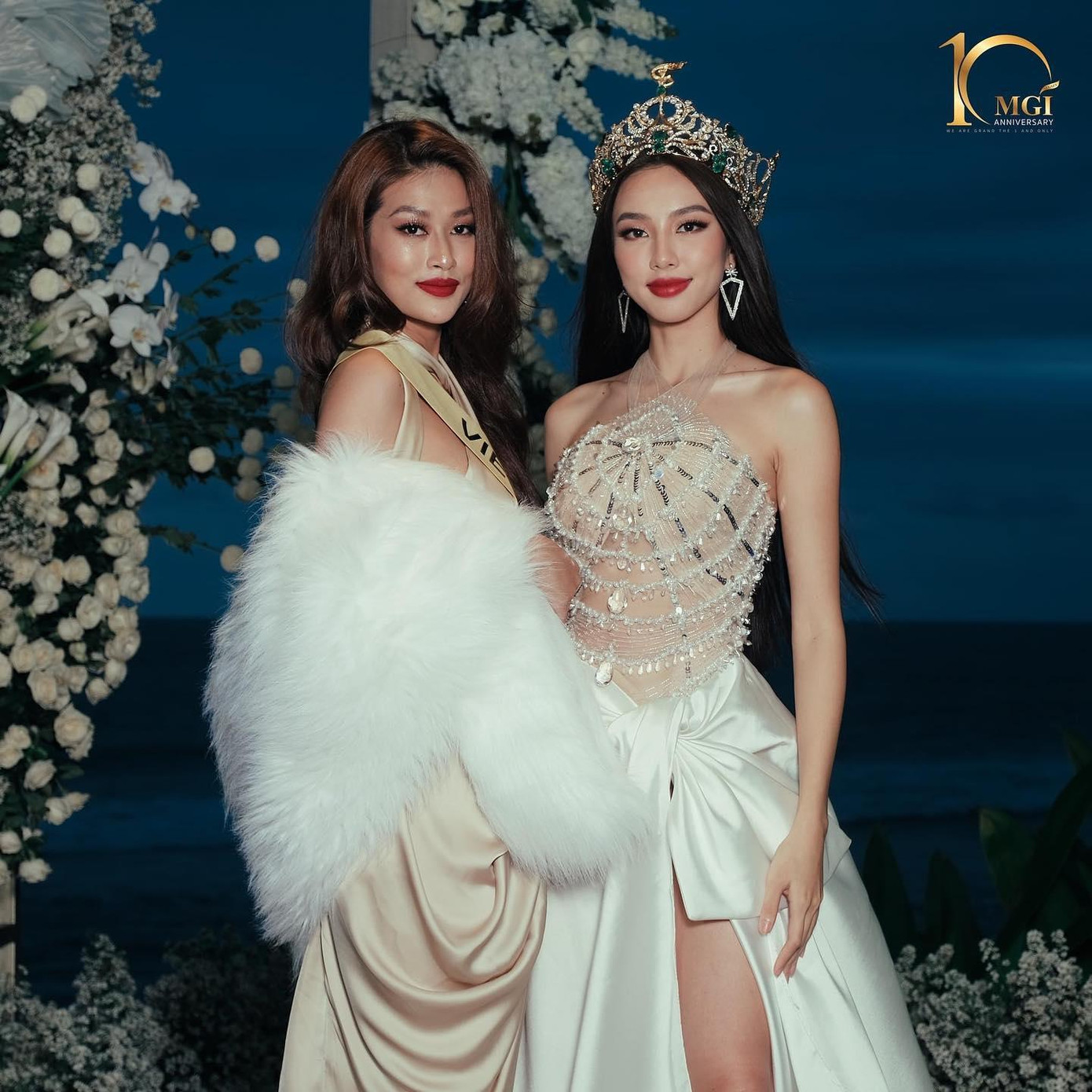 Trong buổi nhận sash từ đương kim Miss Grand International, Thiên Ân diện phong cách Hollywood cổ điển với váy lụa và khăn choàng lông. Người đẹp chọn màu son đỏ để tôn lên vẻ gợi cảm. Ảnh: FBNV.