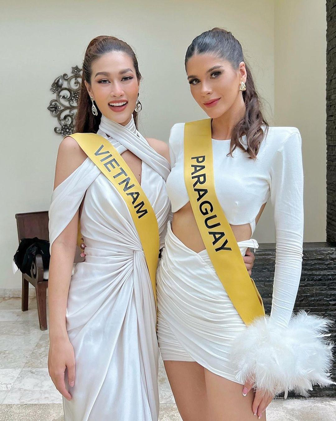 Trong buổi dự tiệc khác, Thiên Ân tiếp tục ghi điểm khi diện trang phục giấu khuyết điểm và làm tôn lên đôi vai gợi cảm. Do có chiều cao nổi bật, Thiên Ân không bị lép vế khi đứng cạnh đại diện Nam Mỹ như Paraguay, Puerto Rico. Ảnh: FBNV.