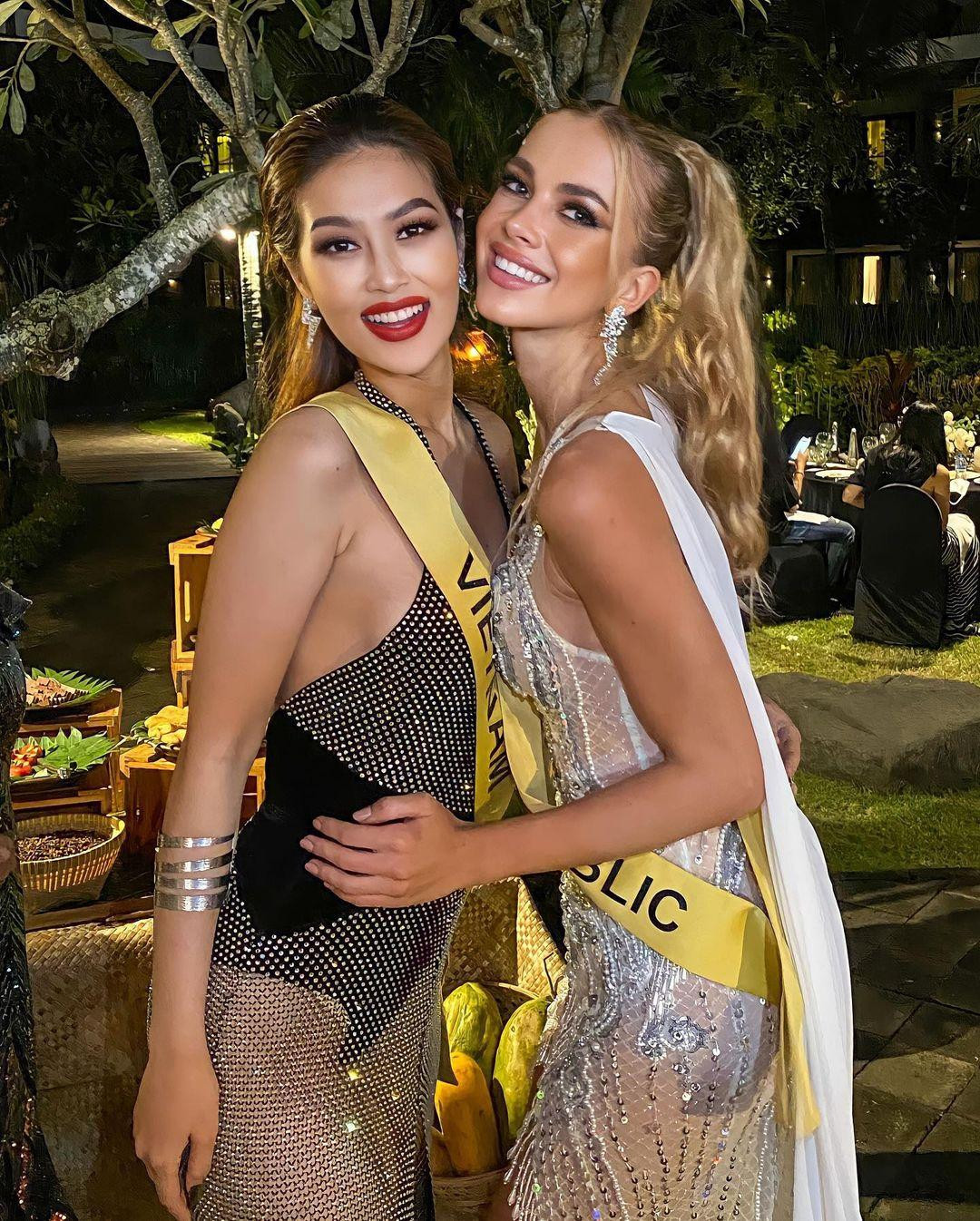 Trong buổi tiệc đêm, Thiên Ân tiếp tục diện trang phục sequins lưới gợi cảm. Tuy có phần "hiền" hơn Thùy Tiên của năm 2021, Đoàn Thiên Ân vẫn biết cách gây nổi bật tại cuộc thi bằng cách tương tác với ống kính, thí sinh khác. Ảnh: FBNV.