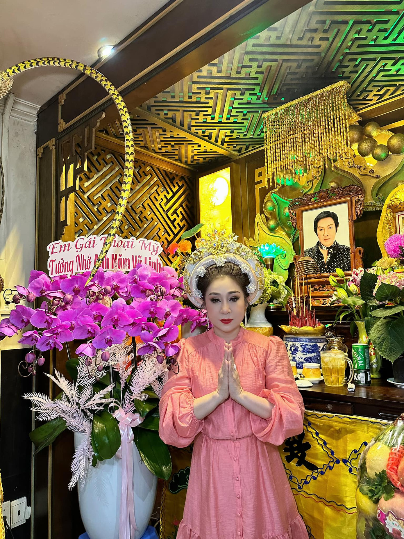 NSƯT Thoại Mỹ đến dâng hương tưởng nhớ NSƯT Vũ Linh. &quot;Hôm nay đi hát hai suất, tranh thủ giữa giờ chạy về dâng lễ cho hoàng thượng. Hoàng thượng uống cạn với thần thiếp một ly nha. Anh ơi giỗ Tổ năm nào anh cũng đến nhà em gái, năm nay không còn anh nữa, em gái nhớ anh Năm thật nhiều&quot;, cô chia sẻ.