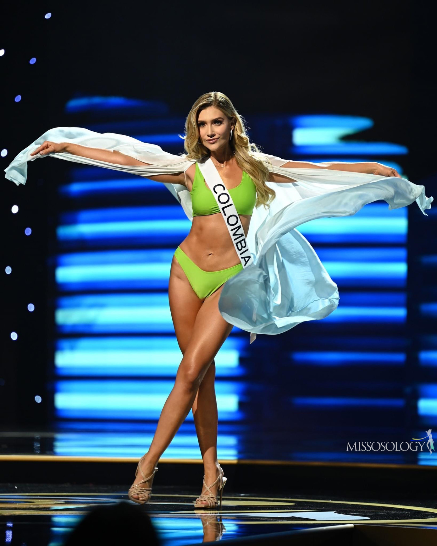 María Fernanda Aristizábal có lối đi uyển chuyển và những màn tạo dáng gây ấn tượng mạnh. Đại diện Colombia đang chứng minh tại sao cô luôn xuất hiện trong các bảng hot pick uy tín và là ứng cử viên nặng ký cho vương miện.