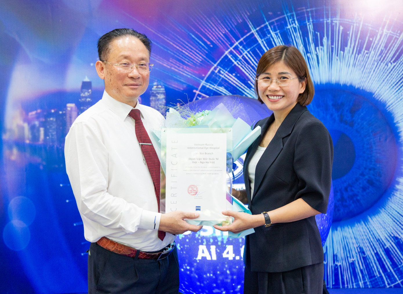 Ông Dương Chí Kiên – Chủ tịch HĐQT Tập đoàn Y tế Việt – Nga nhận chứng nhận chuyển giao công nghệ từ đại diện Carl Zeiss.