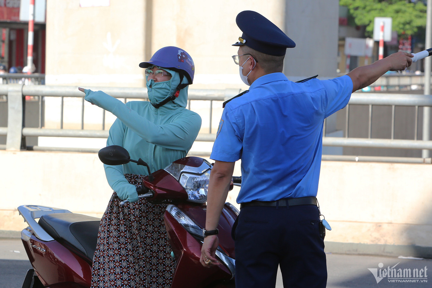 Lực lượng Thanh tra giao thông ngăn cản nhưng nhiều người vẫn đi ngược chiều. Lực lượng Thanh tra giao thông ngăn cản nhưng nhiều người vẫn đi ngược chiều.