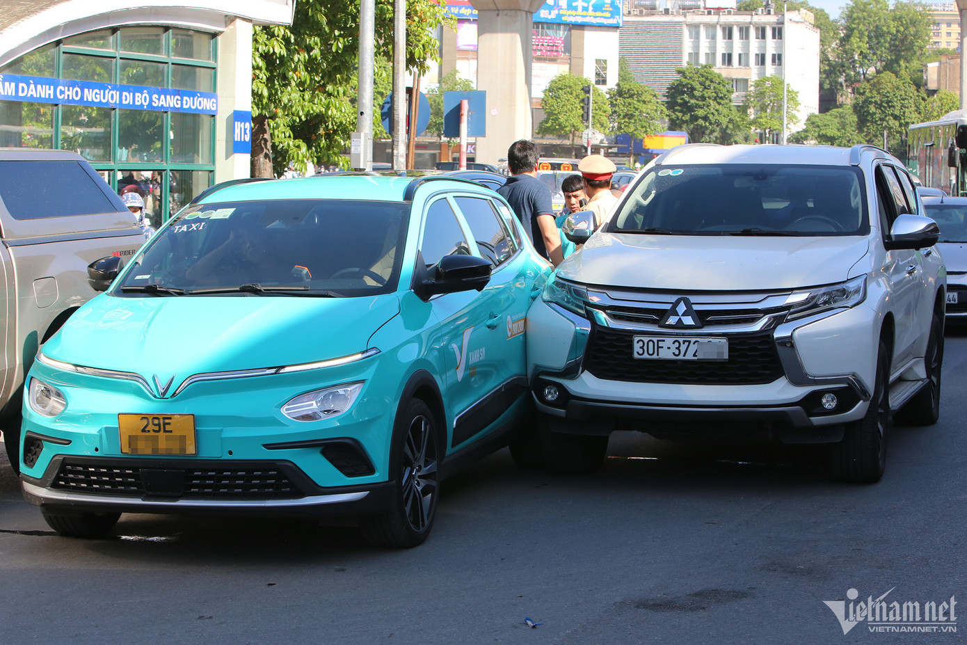 Trong sáng nay, đã có va chạm xảy ra khiến tình trạng ùn tắc càng trầm trọng. Trong sáng nay, đã có va chạm xảy ra khiến tình trạng ùn tắc càng trầm trọng.