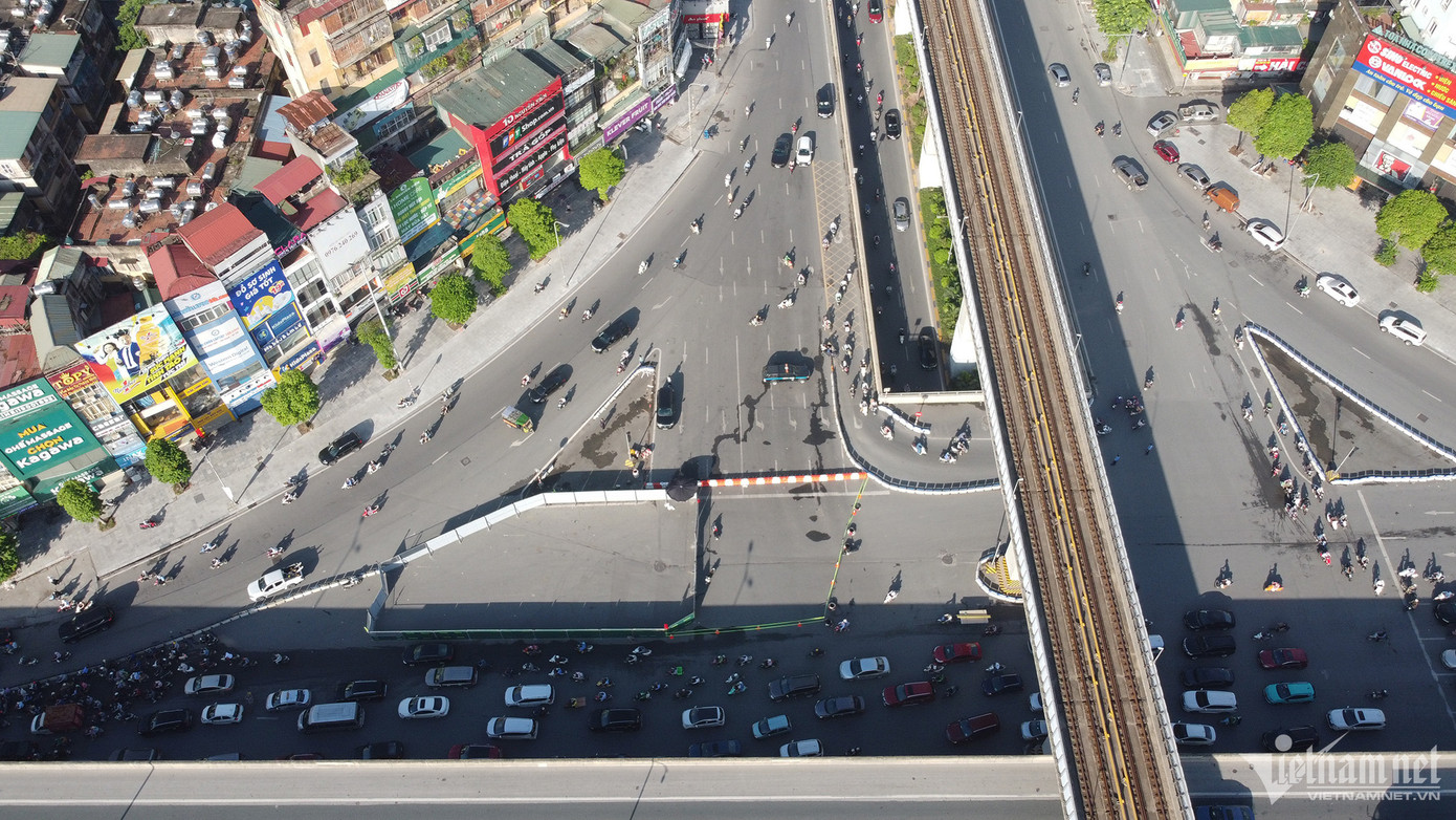 Rào chắn thi công kéo dài khoảng 30m chiếm 2/3 đường Nguyễn Trãi. Rào chắn thi công kéo dài khoảng 30m chiếm 2/3 đường Nguyễn Trãi.