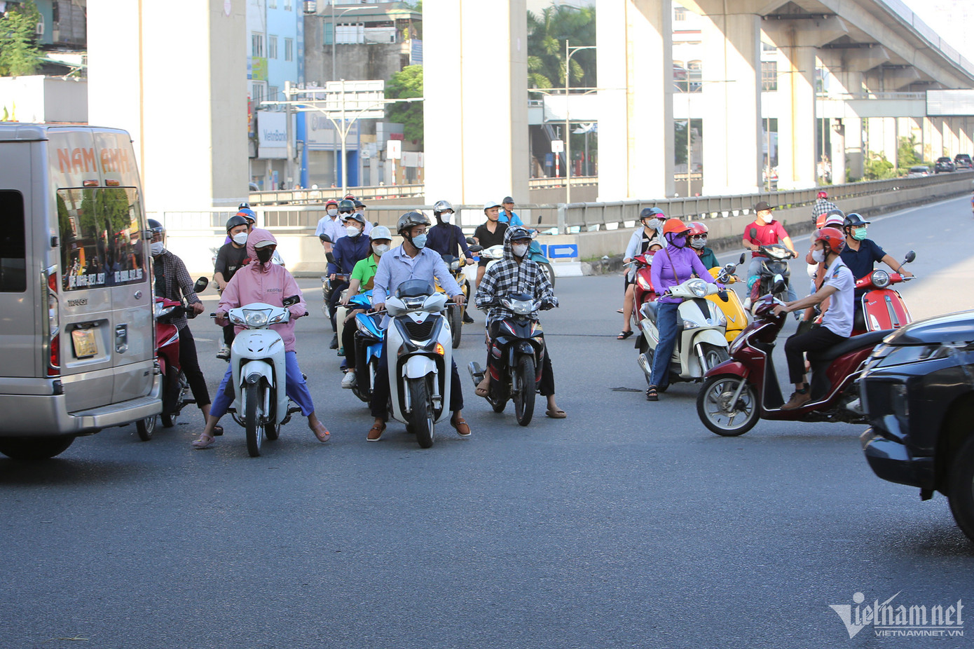 Thay vì đi đúng theo chỉ dẫn, nhiều phương tiện đi ngược chiều qua ngã tư. Thay vì đi đúng theo chỉ dẫn, nhiều phương tiện đi ngược chiều qua ngã tư.