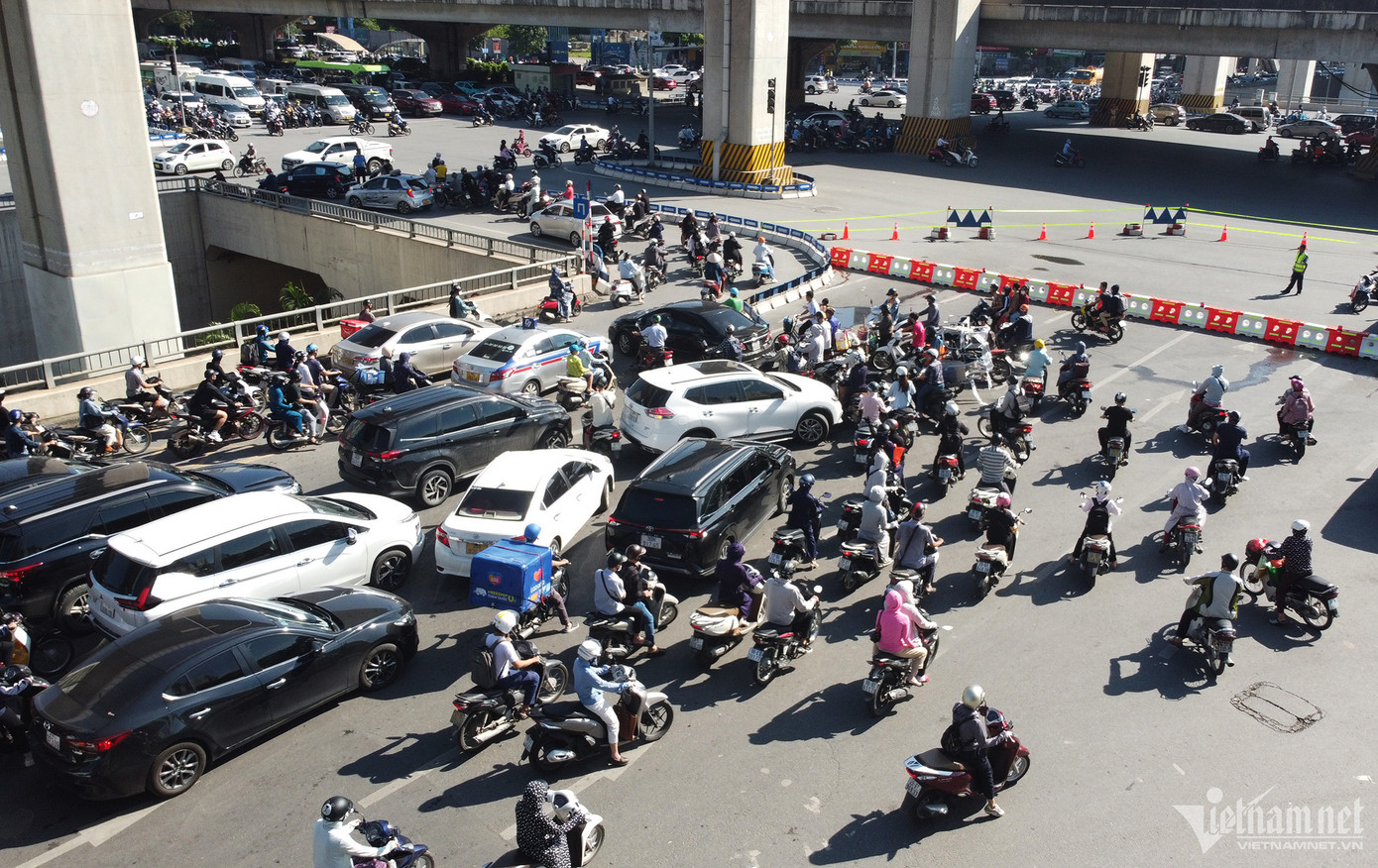 Các hướng từ Hà Đông - Thanh Xuân qua nút giao Nguyễn Trãi - Khuất Duy Tiến đều được rào chặn. Các hướng từ Hà Đông - Thanh Xuân qua nút giao Nguyễn Trãi - Khuất Duy Tiến đều được rào chặn.