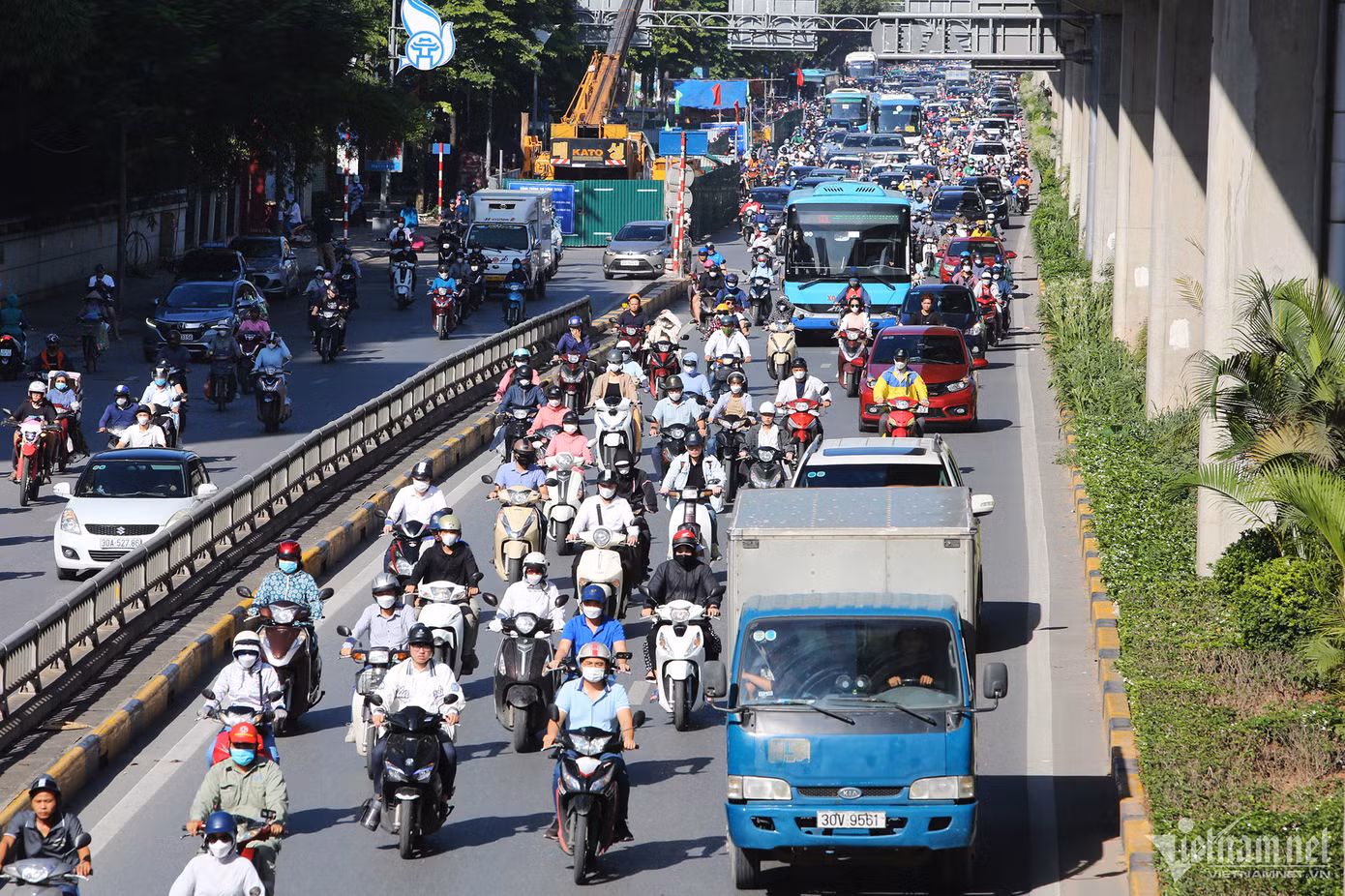 Dòng phương tiện bị ùn tắc cục bộ theo hướng đi từ quận Hà Đông - Thanh Xuân. Dòng phương tiện bị ùn tắc cục bộ theo hướng đi từ quận Hà Đông - Thanh Xuân.