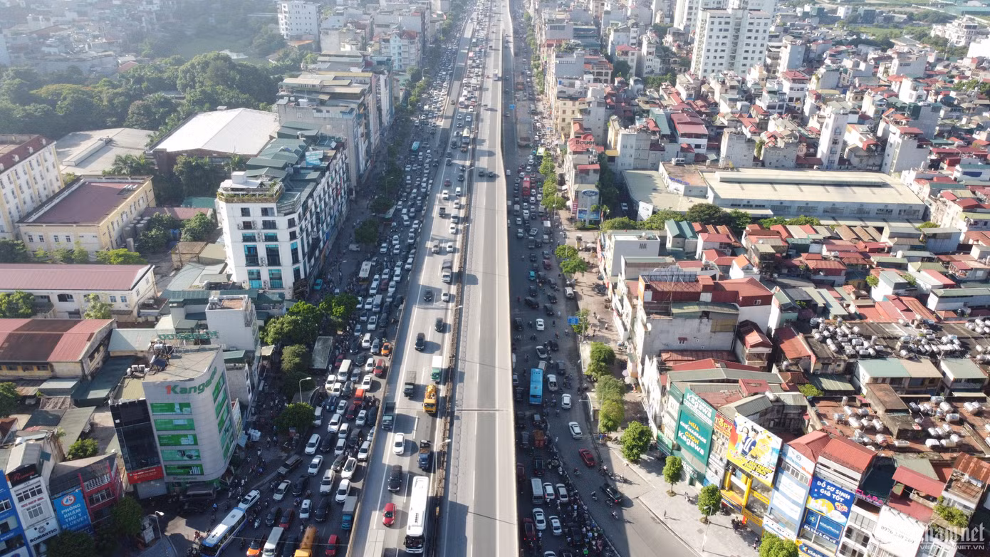 Đường Nguyễn Xiển lâm vào cảnh ùn tắc kéo dài. Đường Nguyễn Xiển lâm vào cảnh ùn tắc kéo dài.