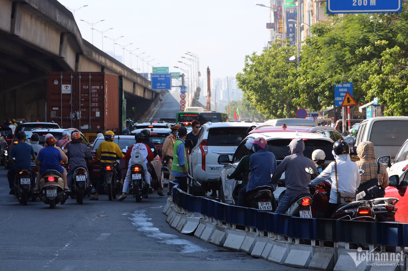 Dải phân cách cho phương tiện rẽ phải quá hẹp nên việc di chuyển gặp khó khăn. Dải phân cách cho phương tiện rẽ phải quá hẹp nên việc di chuyển gặp khó khăn.