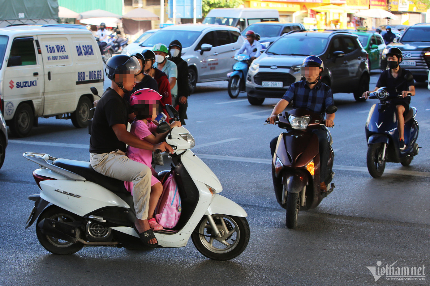 Người đàn ông chở theo con nhỏ bất chấp nguy hiểm đi ngược chiều. Người đàn ông chở theo con nhỏ bất chấp nguy hiểm đi ngược chiều.