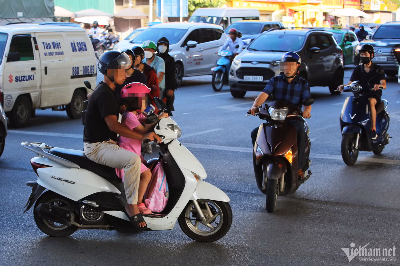 Người đàn ông chở theo con nhỏ bất chấp nguy hiểm đi ngược chiều. Người đàn ông chở theo con nhỏ bất chấp nguy hiểm đi ngược chiều.