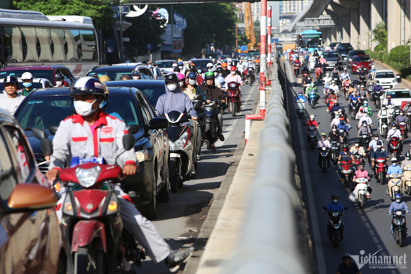 Nhiều người tỏ ra ngao ngán khi phải xếp hàng, chịu cảnh ùn tắc dưới nắng nóng. Nhiều người tỏ ra ngao ngán khi phải xếp hàng, chịu cảnh ùn tắc dưới nắng nóng.
