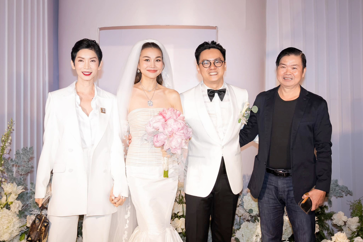 Kèm với những bức ảnh chụp cùng Thanh Hằng, Xuân Lan viết: &quot;Đám cưới em mà sao tôi vui quá, cười đùa rồi uống quá nhiều. Chúc em thật hạnh phúc với anh chồng tài năng&quot;.