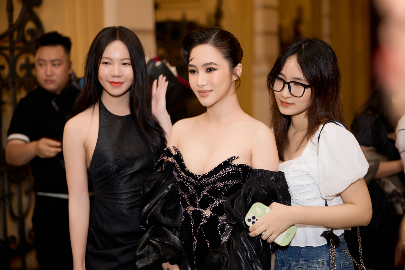 Hương Tràm chụp ảnh cùng người hâm mộ.