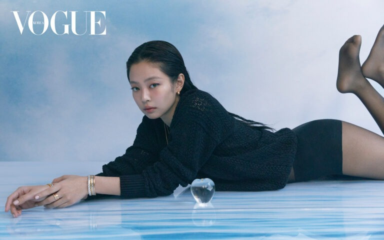 Sau khi không gia hạn hợp đồng cá nhân với YG Entertainment, Jennie tập trung kinh doanh, thành lập công ty riêng. Chia sẻ trênVogue, nữ idol nói cô luôn áp lực đổi mới mỗi ngày. &quot;Là người của công chúng, tôi phải cho khán giả thấy khía cạnh mới của mình. Đó cũng là lý do tôi tạo ra không gian để đắm mình vào sự chú ý và tính mới mẻ&quot;, cô nói.