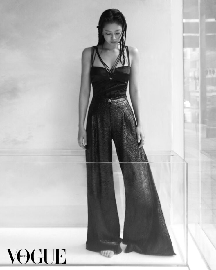 Jennie nói vào những ngày nghỉ, cô thích nằm trên giường nghe những bản nhạc mà cô yêu thích. &quot;Tôi luôn thấy hạnh phúc khi được trở về nhà, bỏ qua mọi thứ và chỉ tập trung làm điều mình muốn&quot;, nữ ca sĩ nói thêm.