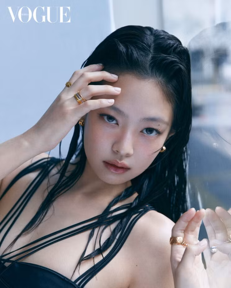 Đây cũng là lần đầu Jennie nói về việc giằng xé giữa sự biến đổi hay thể hiện chính mình. "Tôi thuộc dạng thích thử thách điều mới. Nhưng dù làm gì, điều quan trọng là tôi luôn là chính tôi. Tôi không phải giả vờ để theo đuổi bất kỳ điều gì. May mắn là đến giờ kết quả vẫn tốt", giọng ca Solo nói thêm.