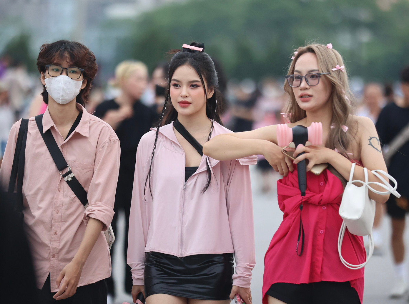 Nhiều bạn nữ có nhan sắc nổi bật không kém idol gây chú ý tại concert diễn ra ở Hà Nội.