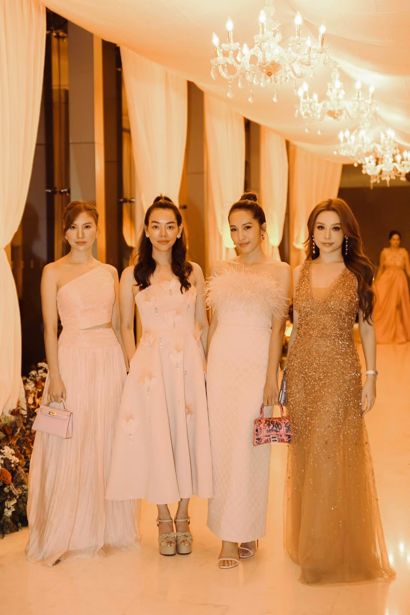 Hội bạn thân của Linh Rin gồm Huyền Baby, Emily... diện đồ tinh tế đến dự tiệc cưới.