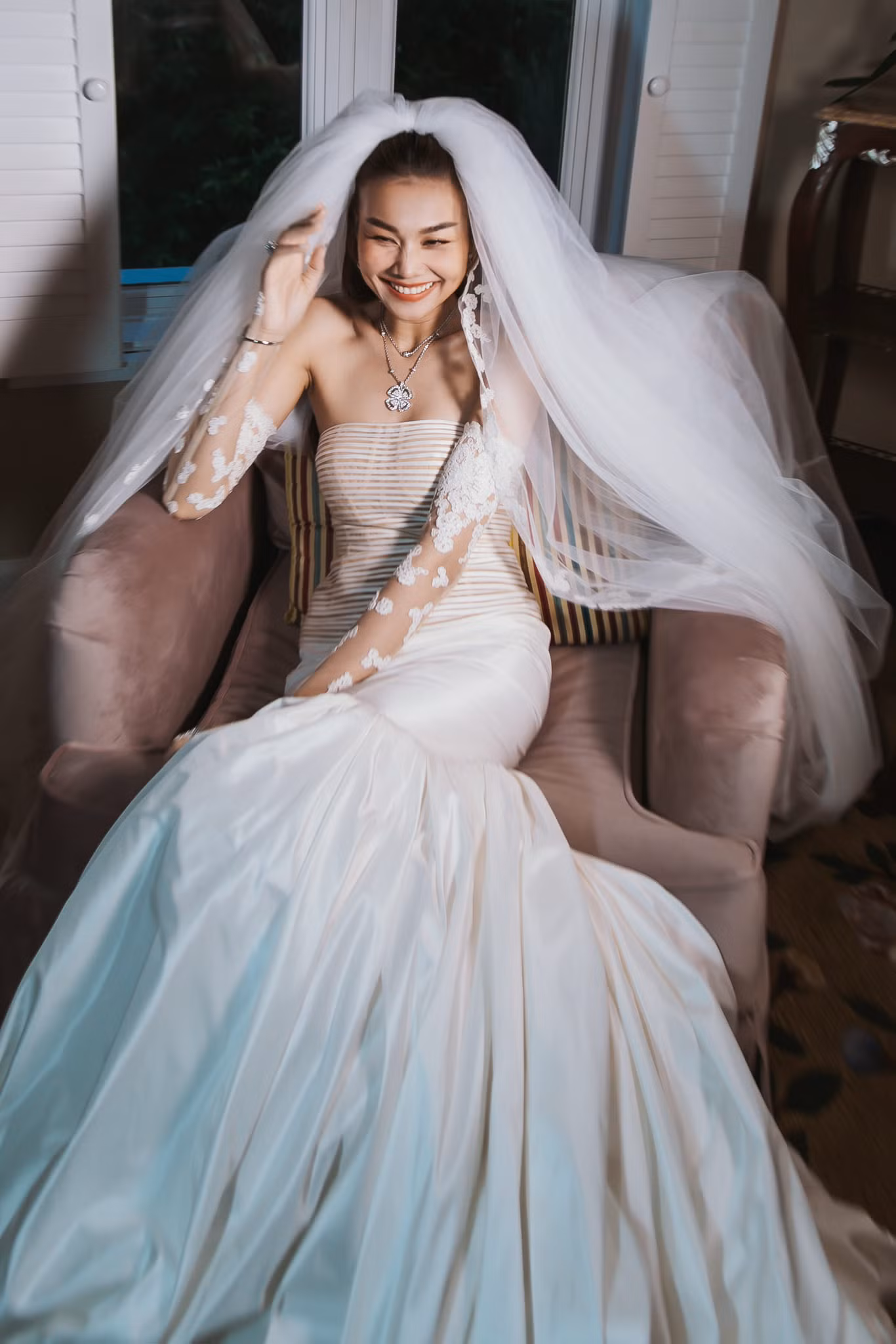 Cô thay ba bộ lễ phục trong tiệc cưới. Các thiết kế đều làm bằng chất liệu lụa sang trọng, điểm nhấn là vòng eo của nữ người mẫu.