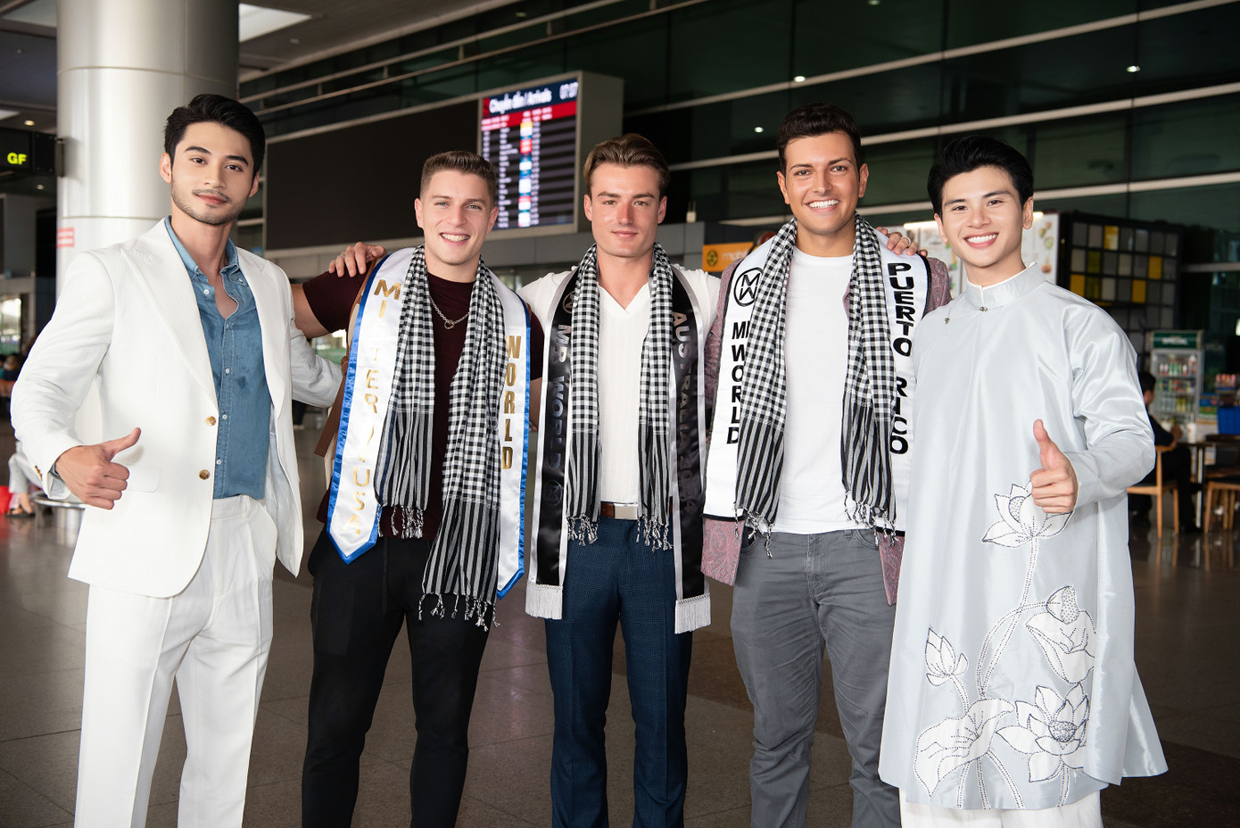 Ngày 5/11, dàn nam vương quốc tế đáp sân bay Tân Sơn Nhất, TPHCM để chuẩn bị cho cuộc thi Mr World 2024. Nam vương Tuấn Ngọc và Top 10 Mr World Vietnam 2024 Nguyễn Hồng Hà đảm nhận nhiệm vụ đón trai đẹp từ nhiều nước đến Việt Nam.