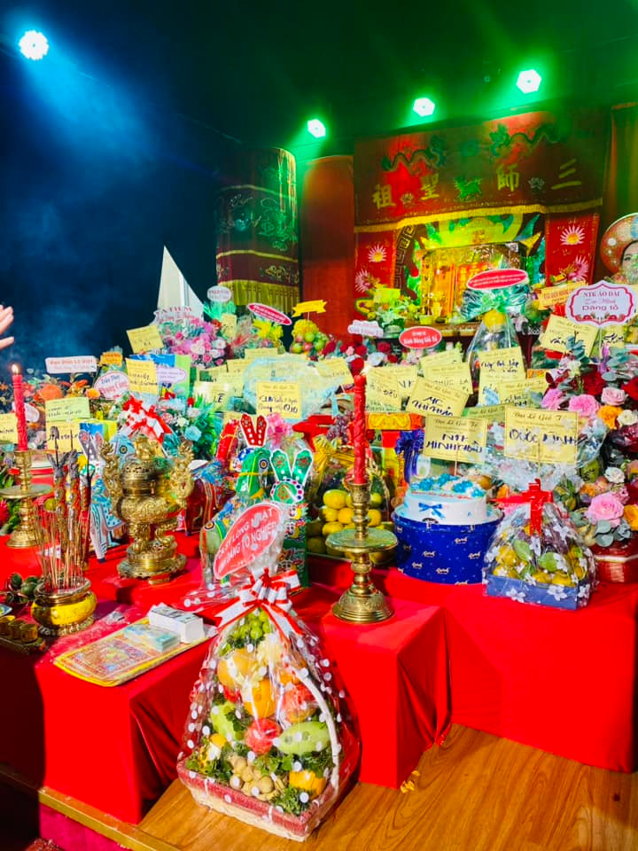 Nghệ sĩ gửi tặng lễ vật dâng lên Tổ nghề tại sân khấu kịch của bà bầu Trịnh Kim Chi.