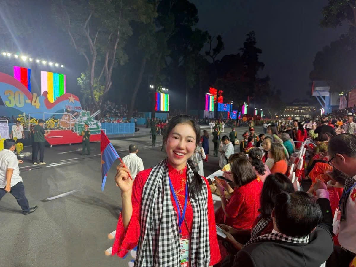 Hoa hậu Thanh Thủy, ca sĩ Nhật Kim Anh, bà Phạm Kim Dung... chọn áo dài tông đỏ, hoa văn trống đồng, kết hợp phụ kiện truyền thống như khăn rằn, nón lá cho ngày đại lễ 30/4.