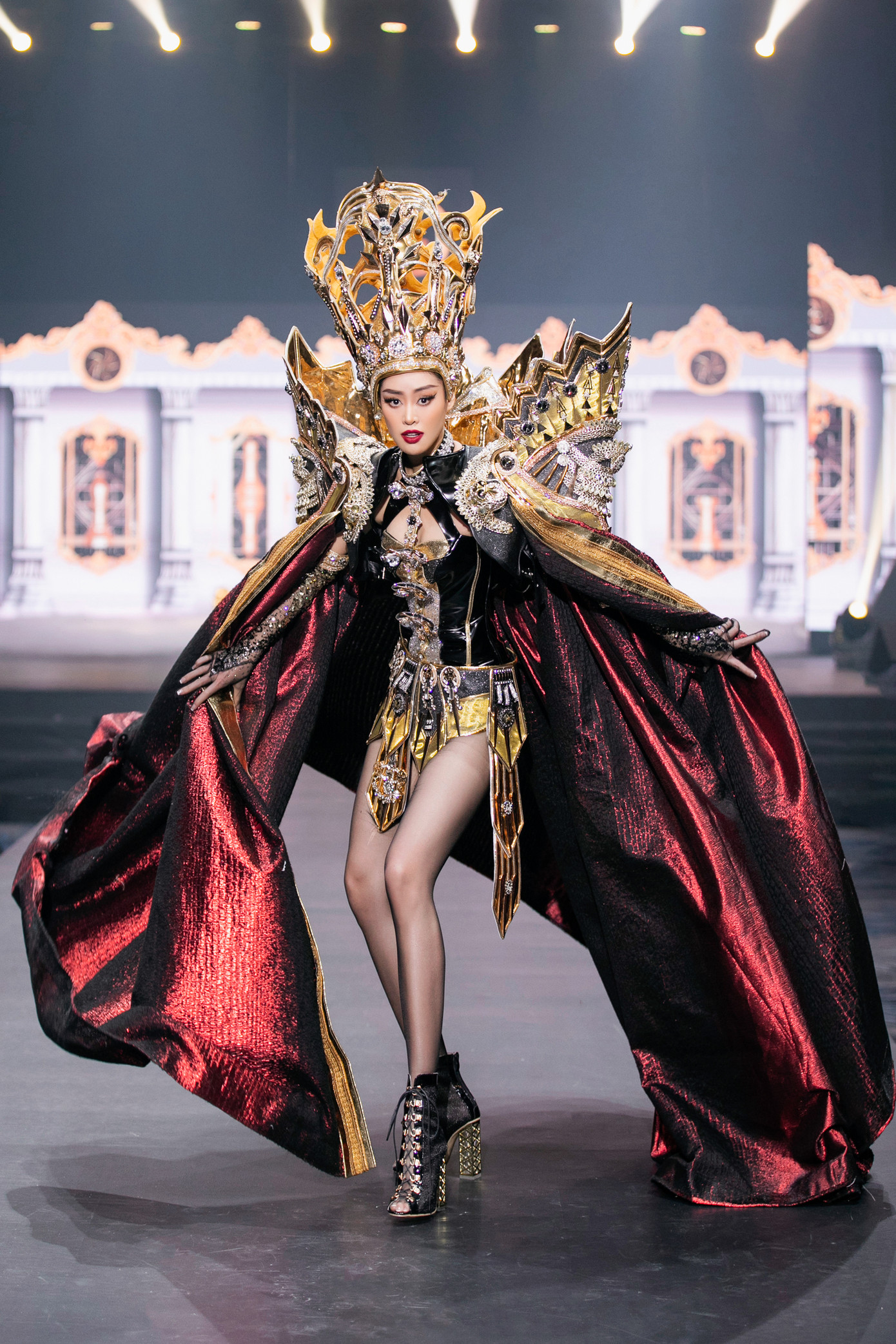 Hoa hậu Hoàn vũ 2019 Nguyễn Trần Khánh Vân xuất hiện trên sân khấu với tạo hình đậm chất trình diễn.