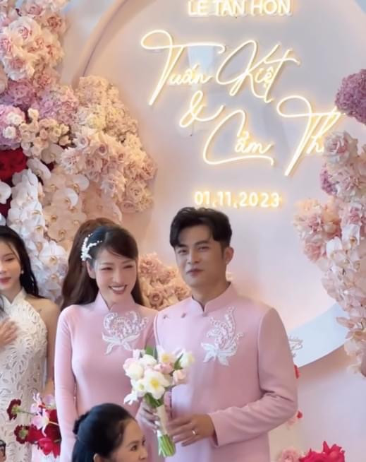 Lễ gia tiên của Puka và Gin Tuấn Kiệt diễn ra sáng 1/11. Đôi diễn viên mặc áo dài hồng truyền thống trong ngày ra mắt chính thức với gia đình.