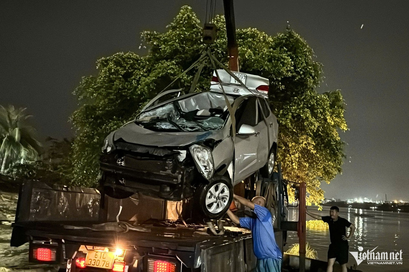 Trục vớt ô tô lao xuống sông Đồng Nai. Ảnh: Hoàng Anh. Trục vớt ô tô lao xuống sông Đồng Nai. Ảnh: Hoàng Anh.