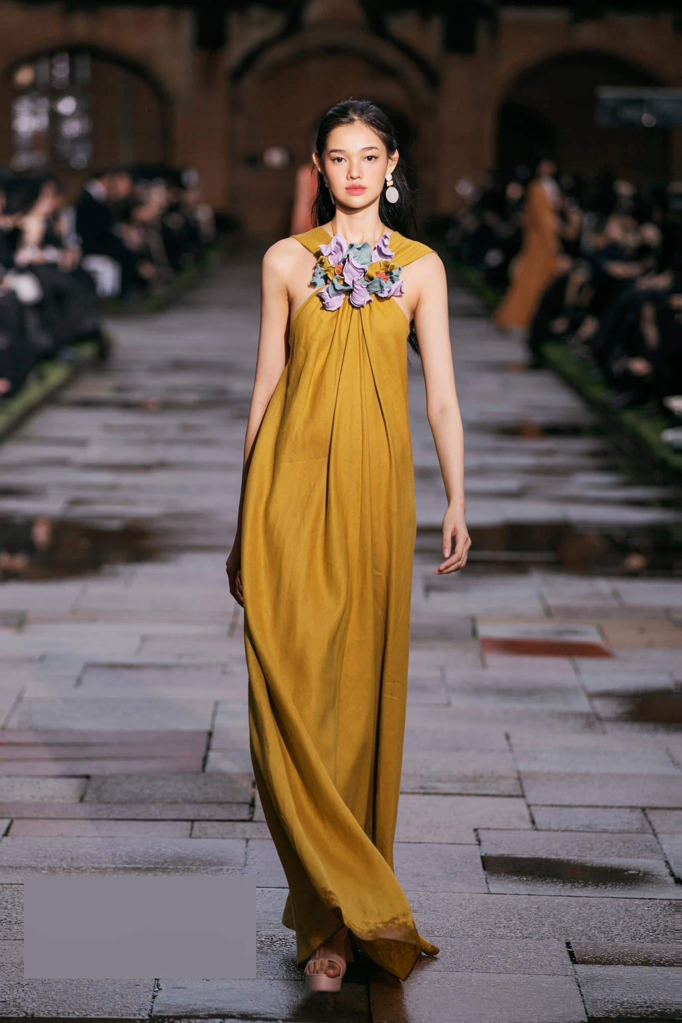 Hồi tháng 4, Bé Quyên là người mẫu mới vào nghề hiếm hoi được mời sang Australia trình diễn trong show thời trang có nhiều người nổi tiếng như siêu mẫu Thanh Hằng, Võ Hoàng Yến, Hoa hậu Ngọc Châu... Hồi tháng 4, Bé Quyên là người mẫu mới vào nghề hiếm hoi được mời sang Australia trình diễn trong show thời trang có nhiều người nổi tiếng như siêu mẫu Thanh Hằng, Võ Hoàng Yến, Hoa hậu Ngọc Châu...