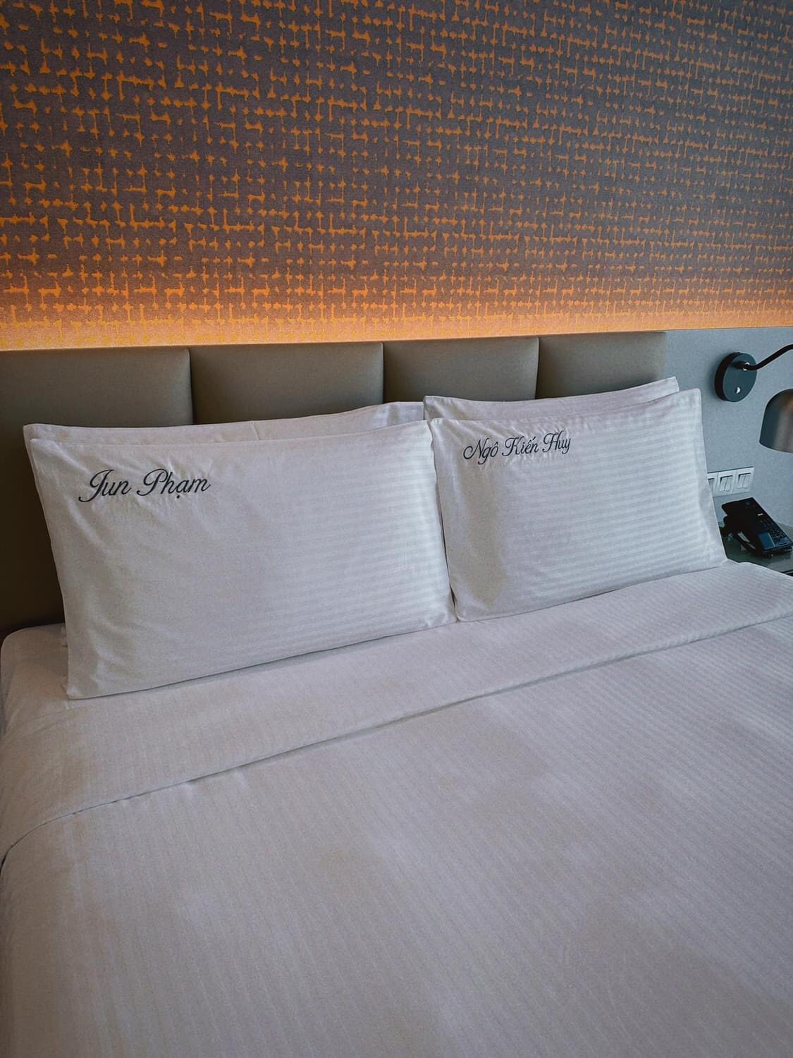 Puka và Gin Tuấn Kiệt chuẩn bị gối cưới thêu tên chu đáo cho khách mời ở resort trong thời gian dàn sao nghỉ ngơi, chờ đợi dự tiệc cưới.