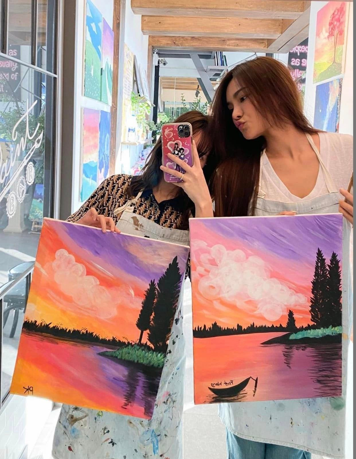 First Wang công khai yêu cả nam lẫn nữ năm 2019. Khi tham gia Hoa hậu Hoàn vũ Thái Lan 2019, người đẹp cho biết cô muốn dùng tiếng nói để ủng hộ cộng đồng LGBTQ+. Hiện, cô sống với bạn gái đồng giới. Đương kim Hoa hậu Siêu quốc gia Thái Lan thường xuyên đăng ảnh thân mật bên bạn đời.