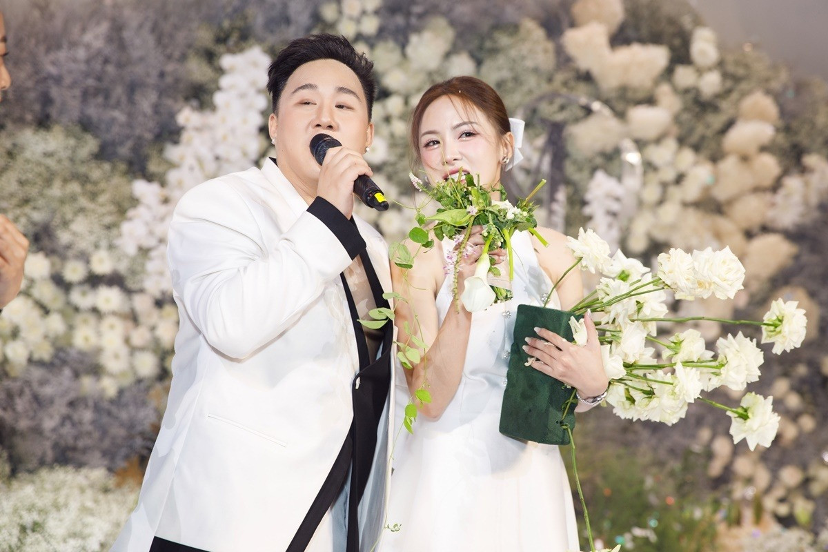 Người bắt được hoa cưới của Midu là hot girl Kelly. Trong phần chia sẻ, cô nói vui với Trung Quân là cuối năm lấy chồng. Người bắt được hoa cưới của Midu là hot girl Kelly. Trong phần chia sẻ, cô nói vui với Trung Quân là cuối năm lấy chồng.