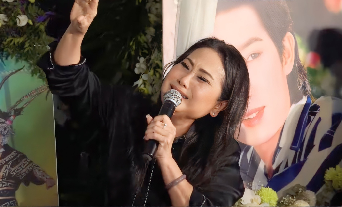 Thoại Mỹ và Thanh Hằng khóc nấc khi hát tiễn đưa anh Năm. Thoại Mỹ và Thanh Hằng khóc nấc khi hát tiễn đưa anh Năm.