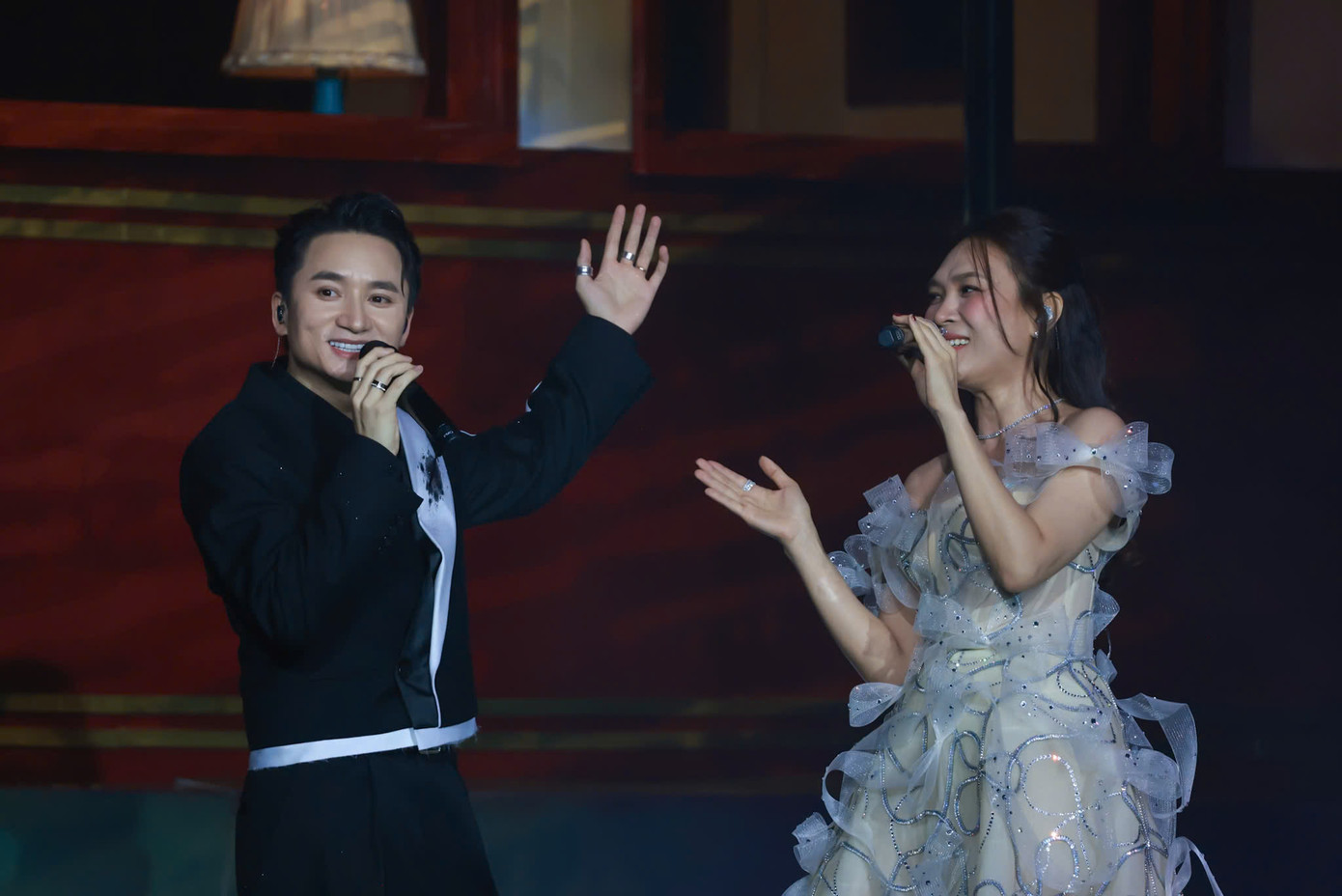 Mỹ Tâm và Phan Mạnh Quỳnh có những màn tương tác thân thiết trong đêm nhạc.